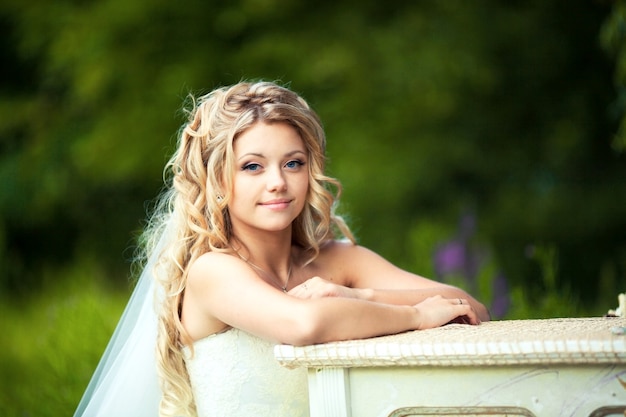 Boda. Retrato de una bella novia en su tocador cerca del piano