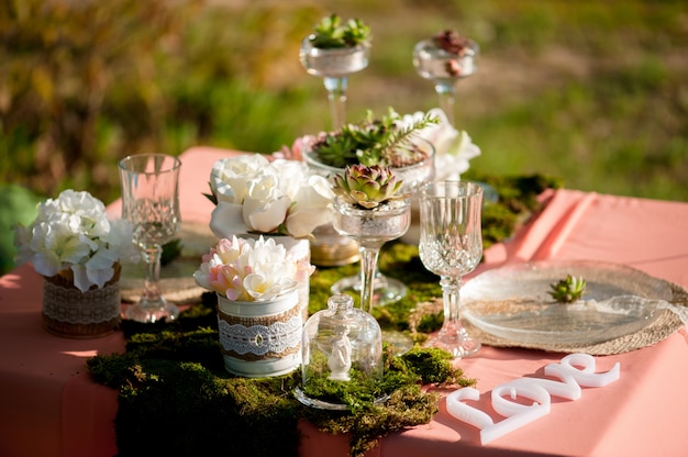 Foto boda rústica puesta de mesa con suculentas y musgo