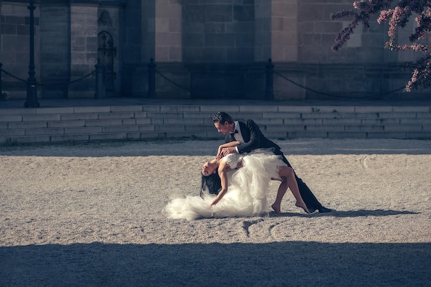 Boda sexy pareja bailando soleado al aire libre