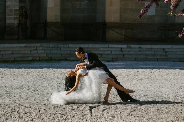 Boda sexy pareja bailando soleado al aire libre