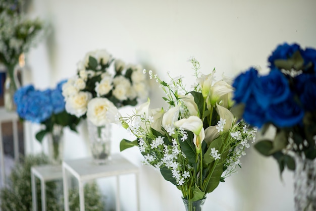 Boda telón de fondo con flores y decoración de bodas.