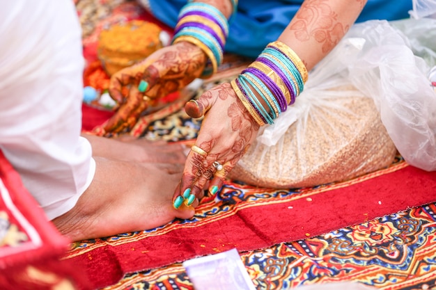 Boda tradicional india: ceremonia del novio pierna haldi