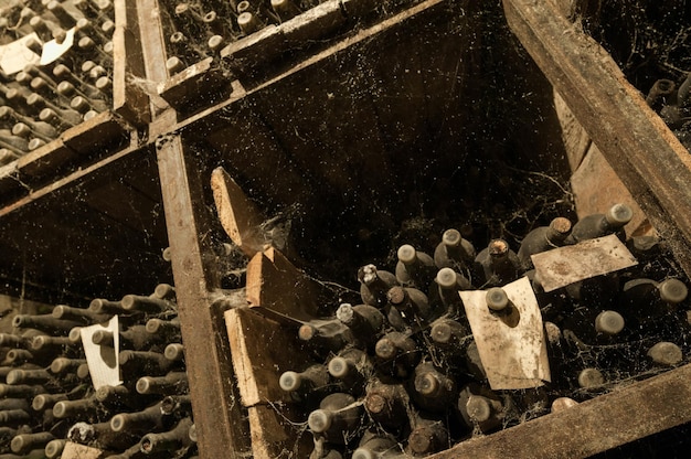 Una bodega con botellas