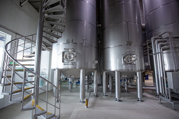 Foto bodega de leche moderna con tanques de acero inoxidable para escalera