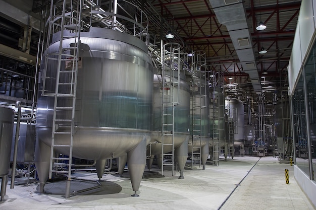 Bodega de leche moderna con tanques de acero inoxidable