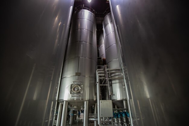 Bodega de leche moderna con tanques de acero inoxidable