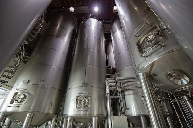 Bodega de leche moderna con tanques de acero inoxidable