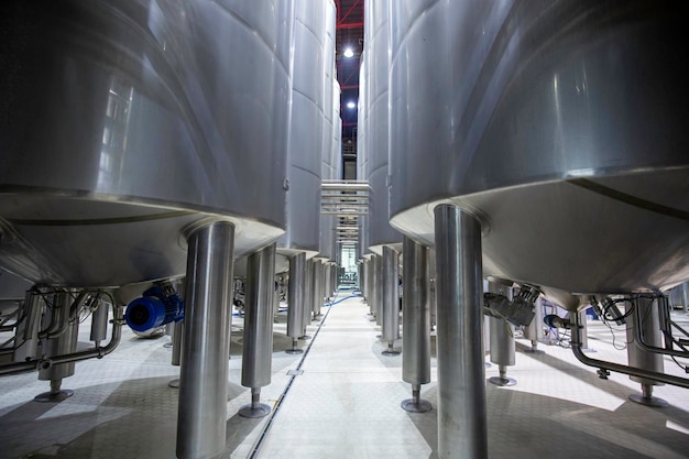 Bodega de leche moderna con tanques de soporte de piernas de acero inoxidable con luz roja