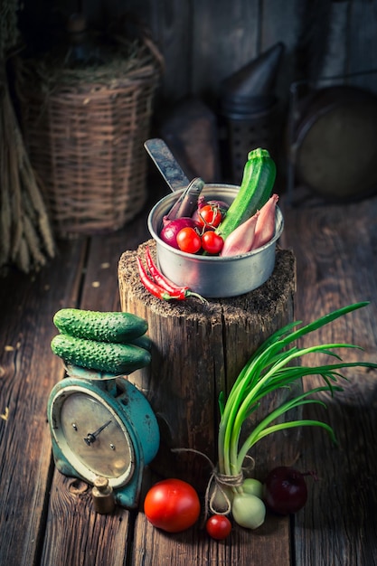 Bodega de madera retro con hierbas y verduras frescas