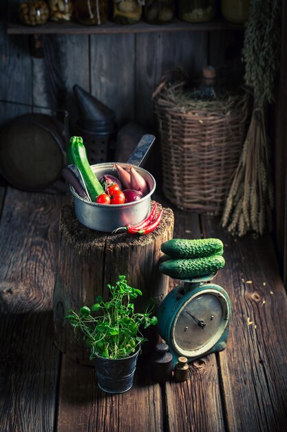 Bodega de madera retro con verduras y conservas en tarros