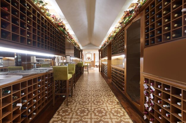 Foto bodega de un restaurante con estantes de madera para mantener las botellas separadas en posición horizontal