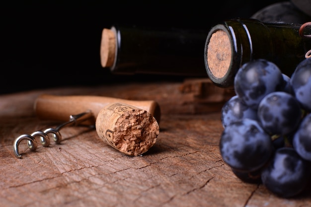 Bodega con uvas, sacacorchos y botellas