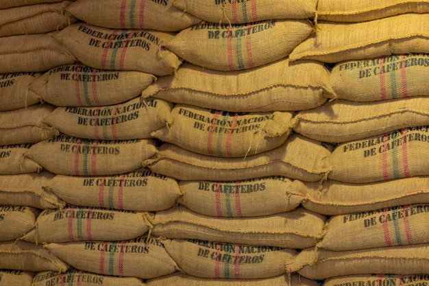 Foto bodegas donde se llenan sacos de cáñamo con granos de café la marca de café colombiano
