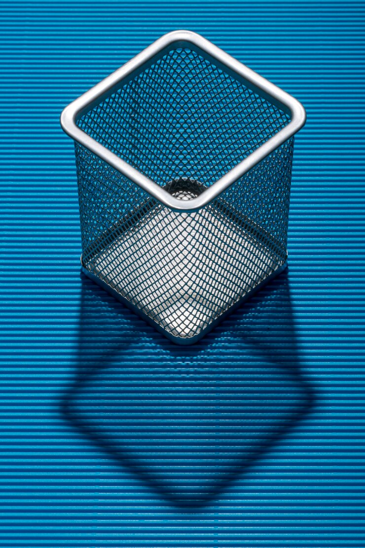Foto bodegón abstracto con un soporte de taza de metal para bolígrafos y lápices