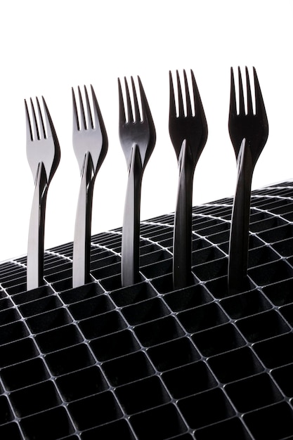 Bodegón abstracto con tenedores negros que sobresalen