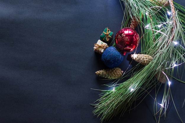 Bodegón de accesorios de navidad en negro