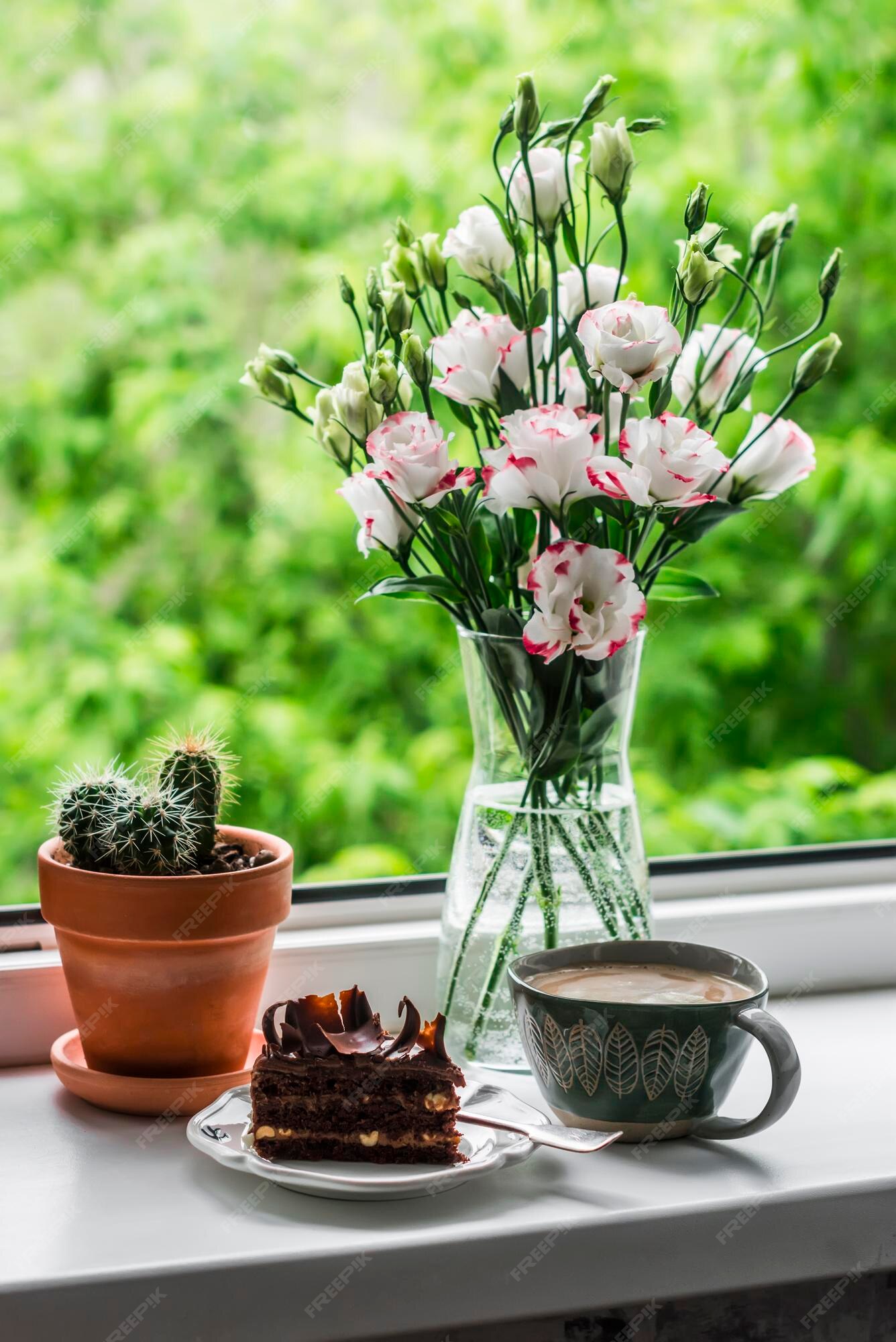 Bodegón acogedor un trozo de pastel de chocolate café un ramo de flores en  la ventana contra el fondo del jardín | Foto Premium