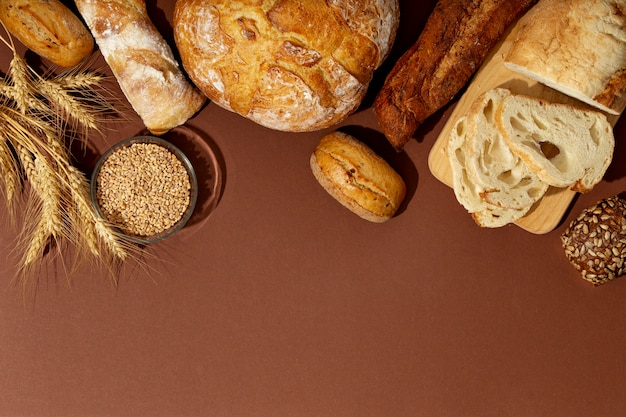 Foto bodegón con apetitosa comida de panadería