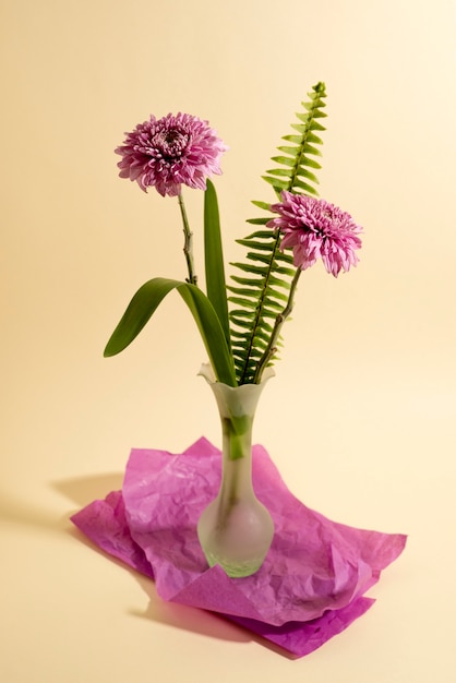 Foto bodegón con arreglo floral