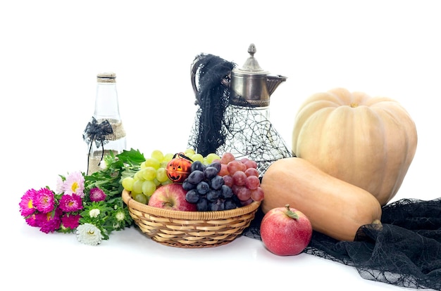 Bodegón con calabaza sobre fondo blanco.