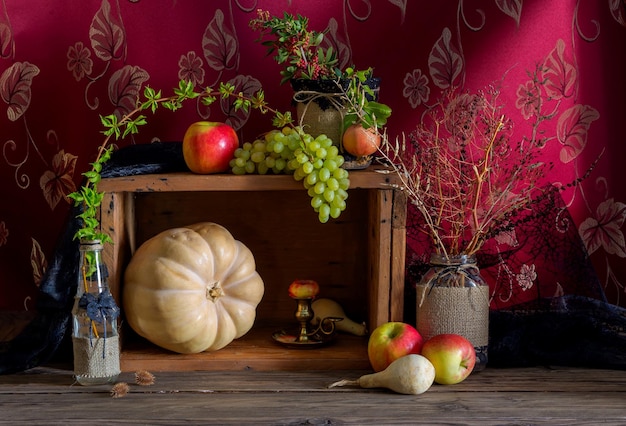 Bodegón con calabaza sobre fondo de madera