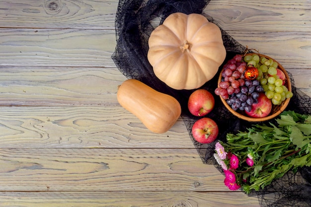 Bodegón con calabaza sobre fondo de madera