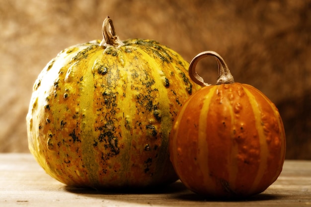 Bodegón de calabaza sobre un viejo escritorio de madera