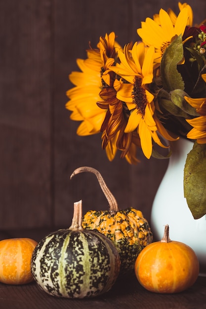 Bodegón con calabazas decorativas sobre fondo de madera