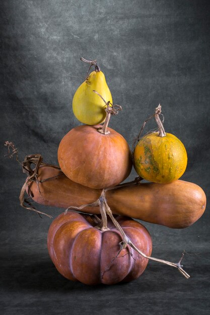 Bodegón con calabazas maduras sobre un fondo verde