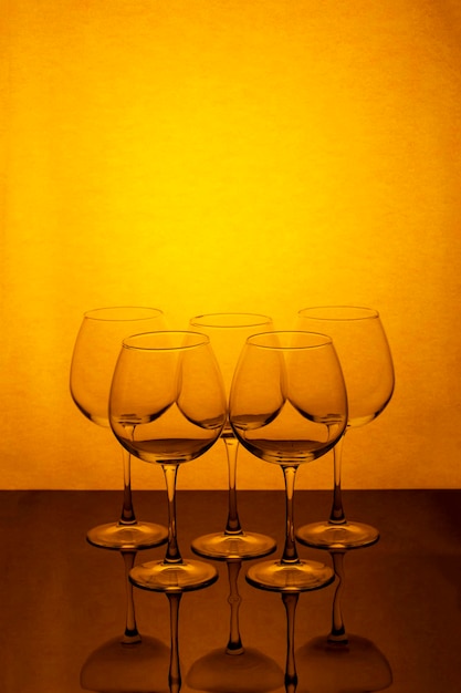 Bodegón con copas de vino vacías sobre una superficie reflectante