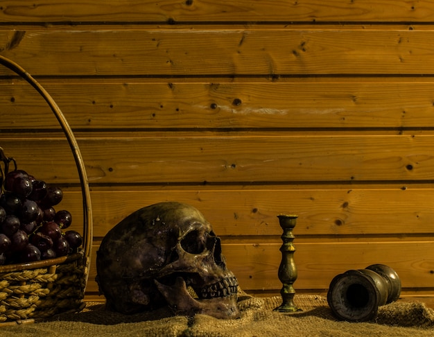 bodegón con cráneo y uva Jarrón, candelabro