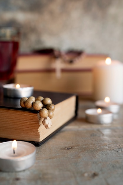 Foto bodegón de crucifijo con libro y vela