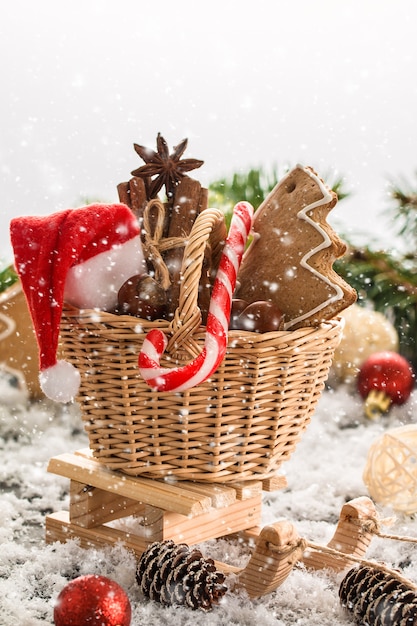 Bodegón con decoración de árbol de Navidad y regalos.