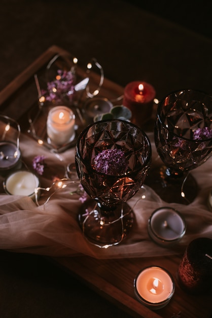 Bodegón de decoraciones de boda, velas y vino.