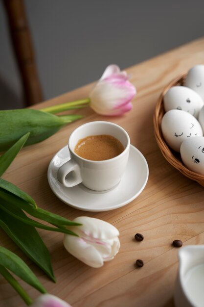 Bodegón de decoraciones de café de Pascua