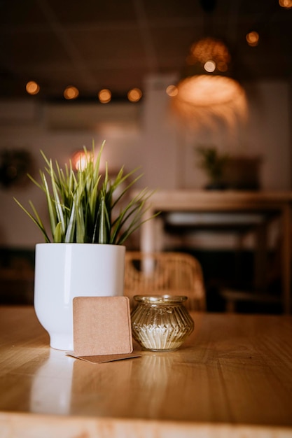 Bodegón dentro de un cálido restaurante con tarjetas en blanco para escribir un logotipo