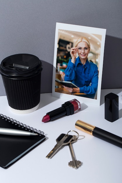 Bodegón del día de la mujer con maquillaje y joyas.