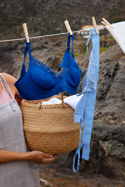 Foto bodegón de diferentes tipos de sujetadores al aire libre