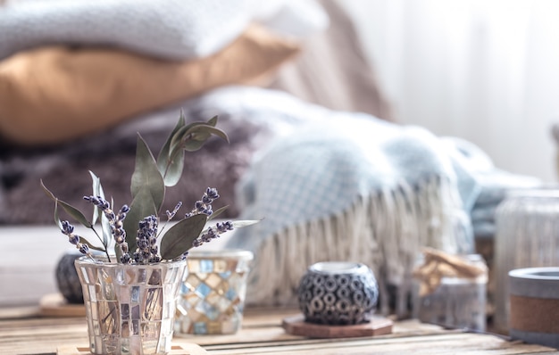 Foto bodegón con elementos de decoración del hogar sobre la mesa