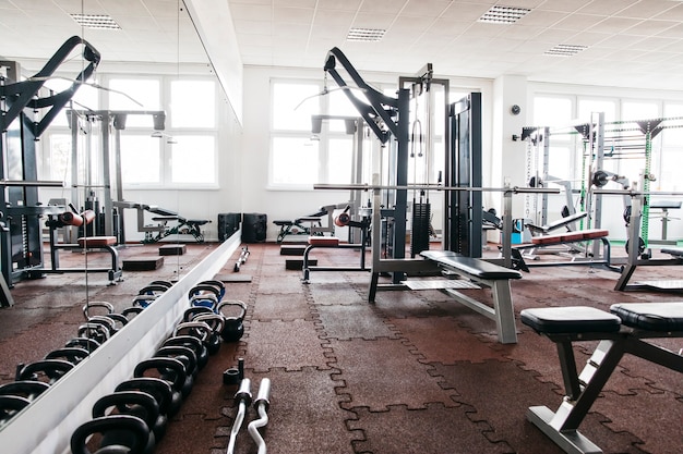 Foto bodegón de equipamiento de gimnasio