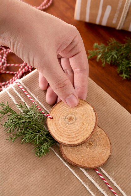 Foto bodegón festivo composición de regalo envuelto en navidad