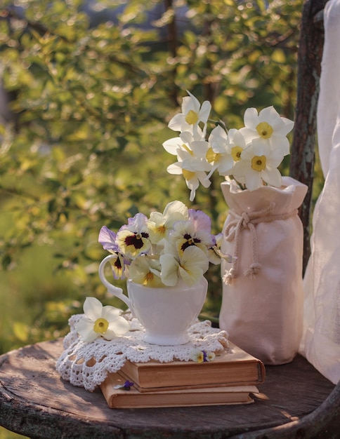 Bodegón con flores de primavera en el jardín bodegón de primavera