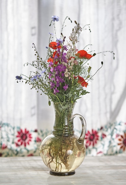 Bodegón con flores silvestres frescas en jarrón