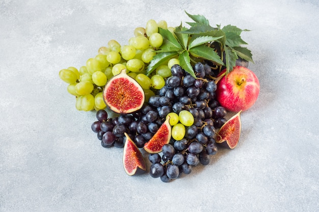 Bodegón de fruta fresca de otoño.