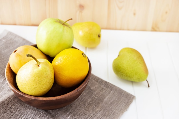 Bodegón Fruta, manzana, pera, mango, placa de madera de limón.