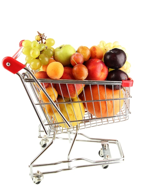 Bodegón de frutas en el carro aislado en blanco