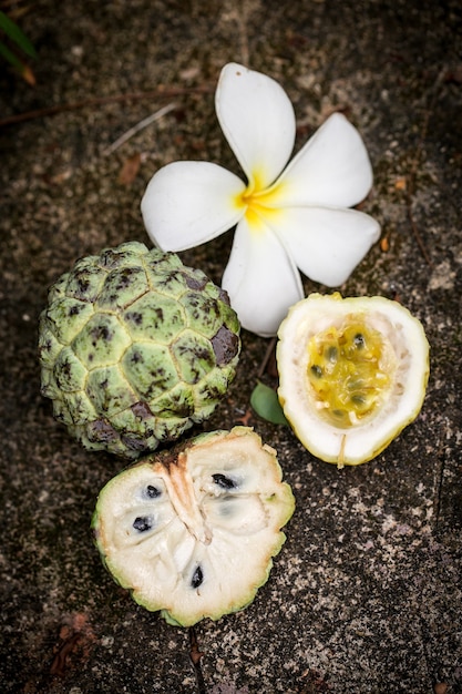 Bodegón con frutas exóticas útiles