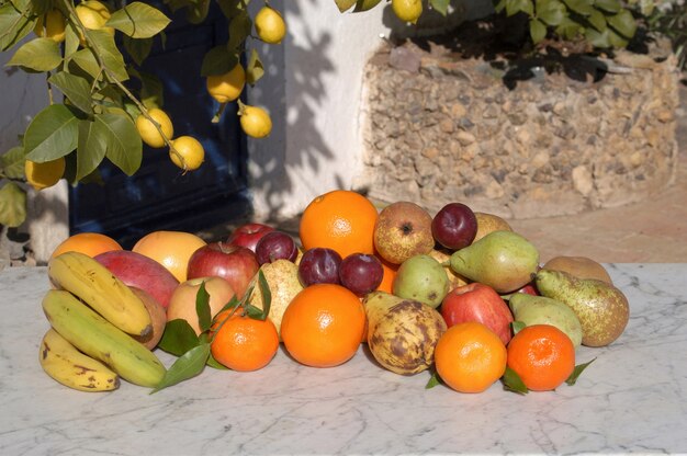 Bodegón de frutas con luz solar en el exterior.