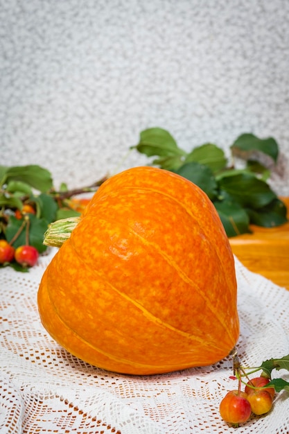 Bodegón con una gran calabaza naranja