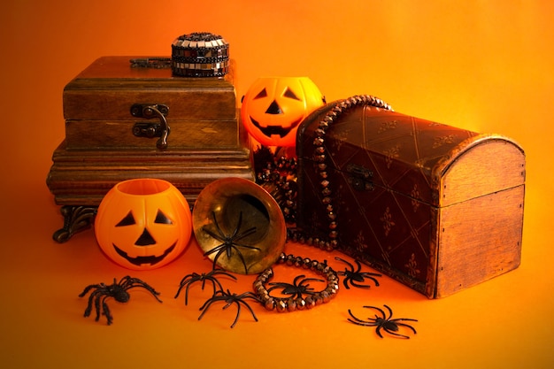 Bodegón de halloween decorativo con joyero calabazas arañas y objetos vintage espacio de copia